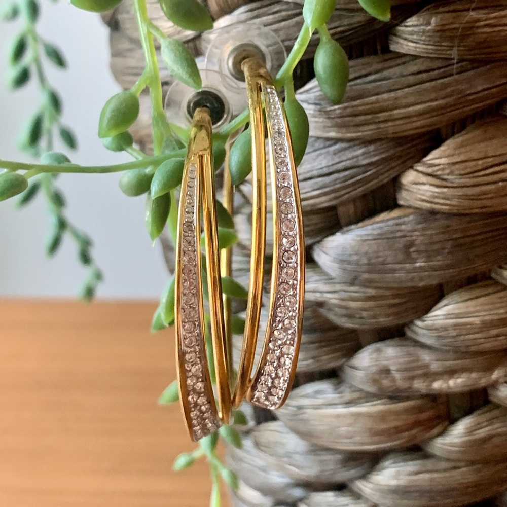 Loop earrings in gold and zirconia stones
